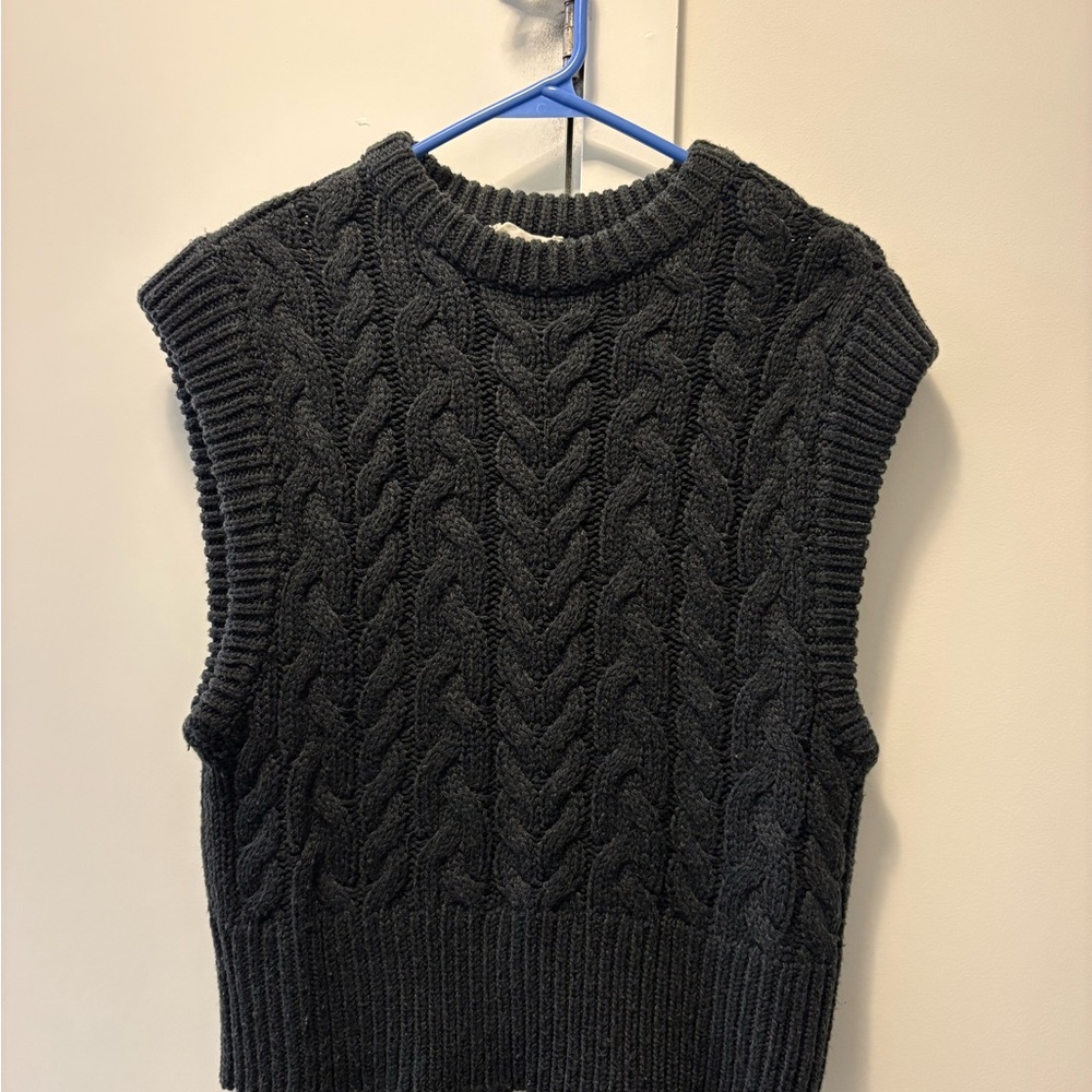 Cable Knit Sleeveless Sweater Vest - Black